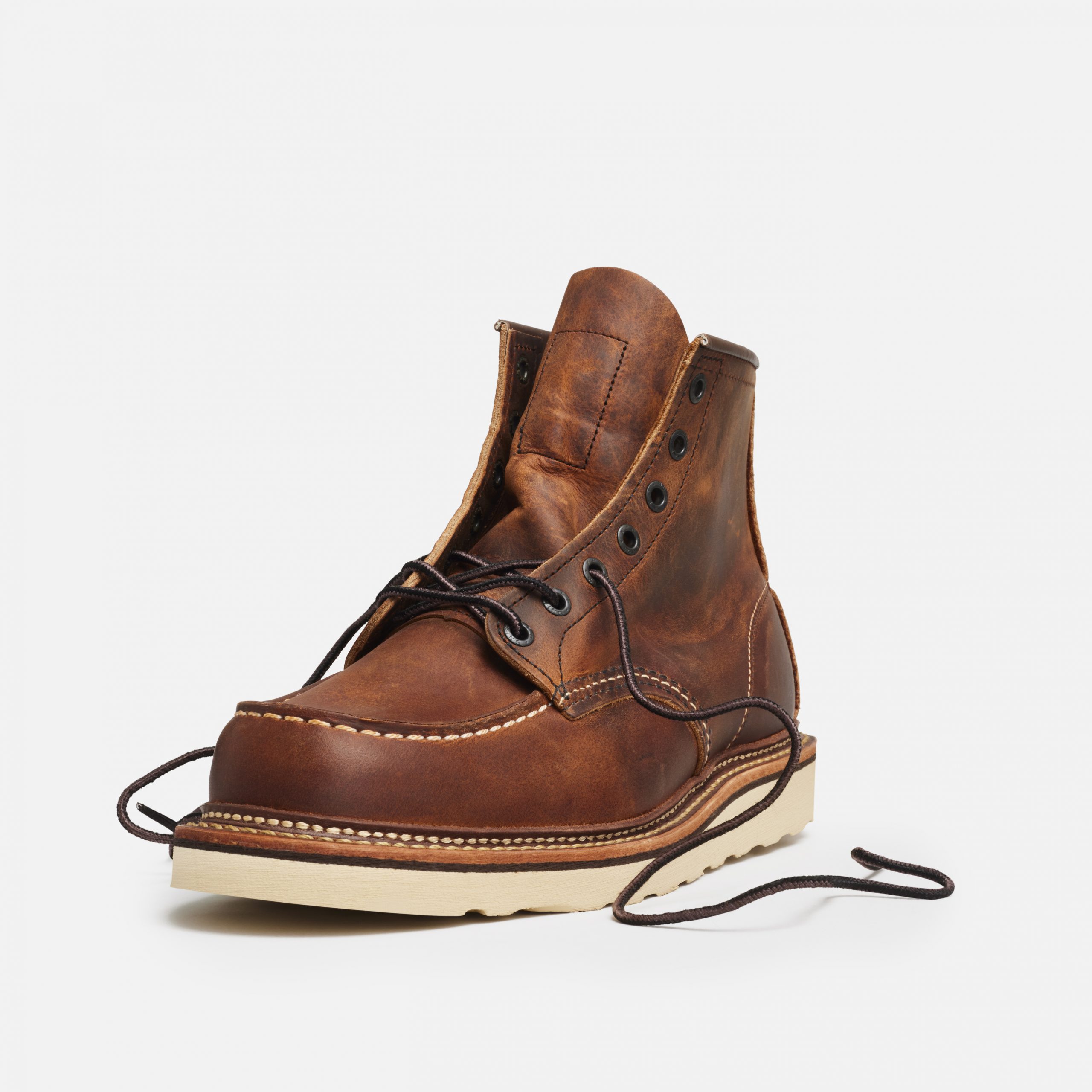 Geöffneter Red Wing Moc Toe 1907 mit sichtbarer Zunge