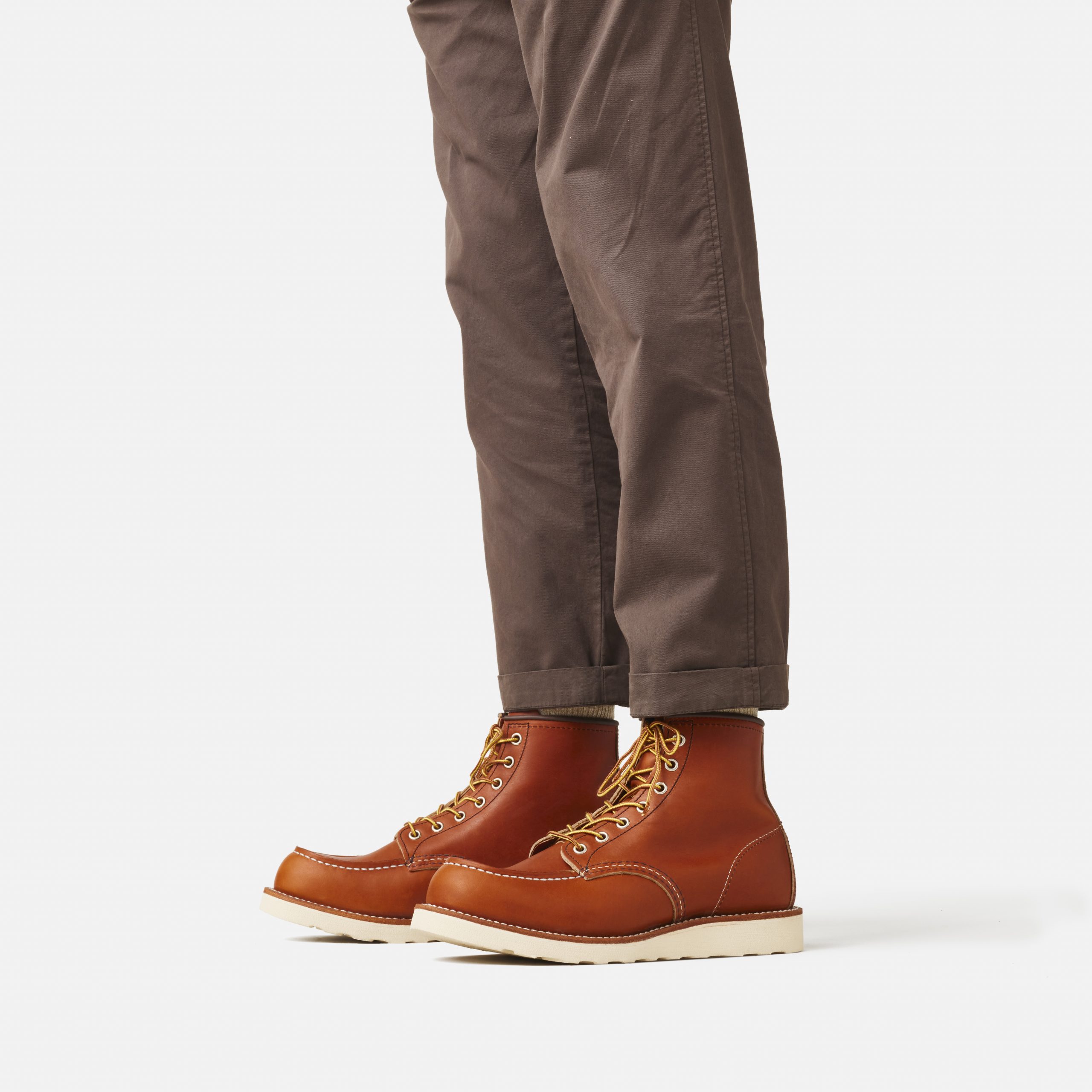 Red Wing Moc Toe 875 in Oro Legacy am Fuß